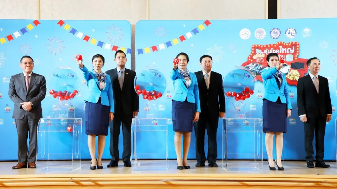 เจ้าหน้าที่และผู้แทนหน่วยงานราชการร่วมจับรางวัลโครงการ ชิม ช้อป ใช้ บนเวที