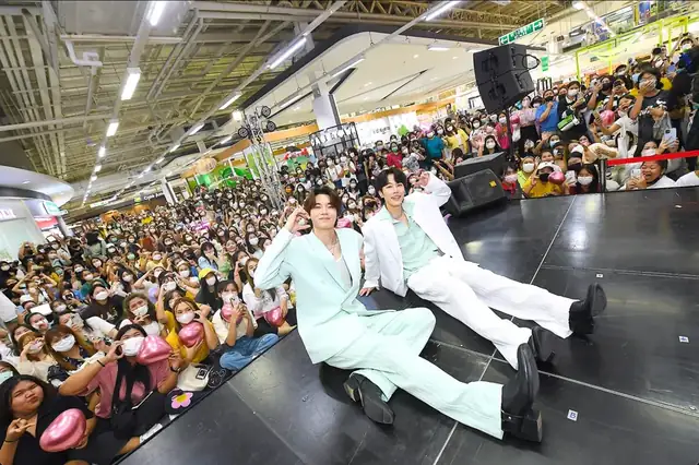 งานคอนเสิร์ตและเวทีกลางแจ้ง — งานขนาดใหญ่ที่มีผู้เข้าร่วมเต็มพื้นที่