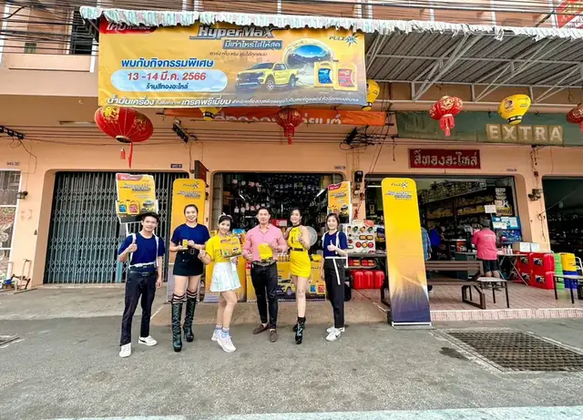 งานโรดโชว์หน้าอาคาร — เวทีและซุ้มกิจกรรมสำหรับงานเปิดตัว