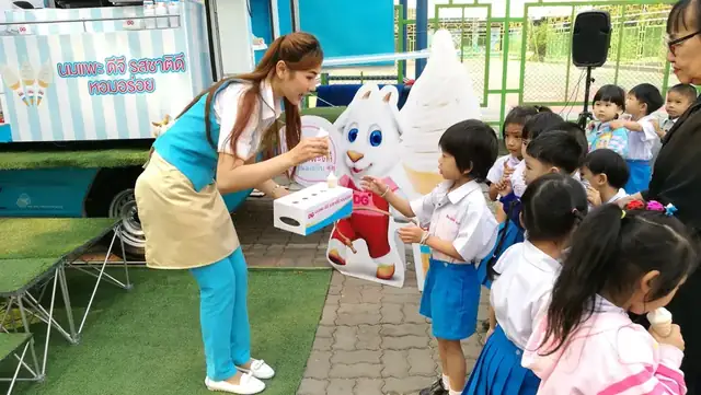 กิจกรรมแจกสินค้าตัวอย่าง — ทีมงานลงพื้นที่โรงเรียนและชุมชน