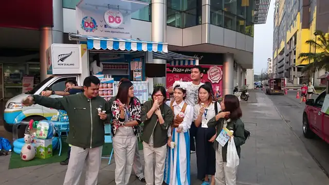 บูธในงานแสดงสินค้า — ออกบูธพร้อมทีมงานและสื่อประกอบ